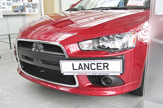 Рамка под номер на передний бампер Mitsubishi Lancer X текстурный пластик (2010-2016)